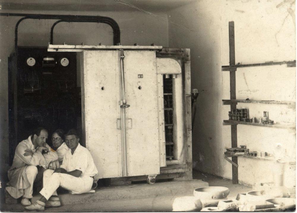 Arthur Fleischmann with a kiln and assistants