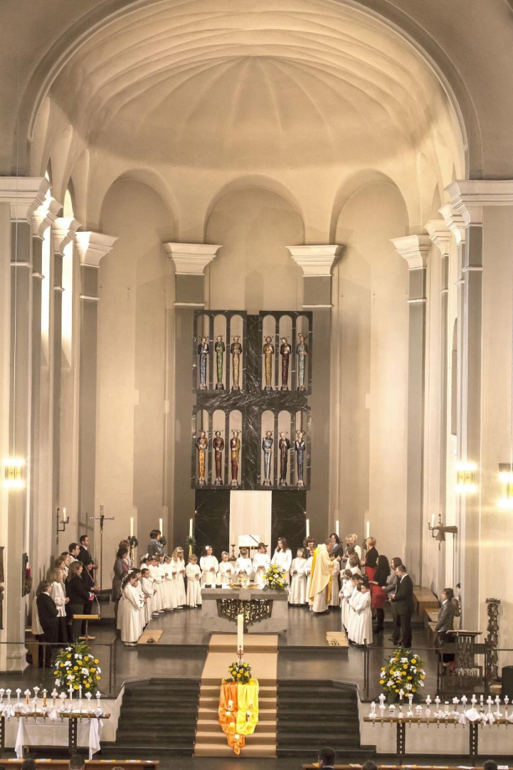 Church of Saint Elisabeth, Hagen (arch: Dominikus Bohm) 1929 â view of the choir and reredos with Apostles by Arthur Fleischmann, 1930