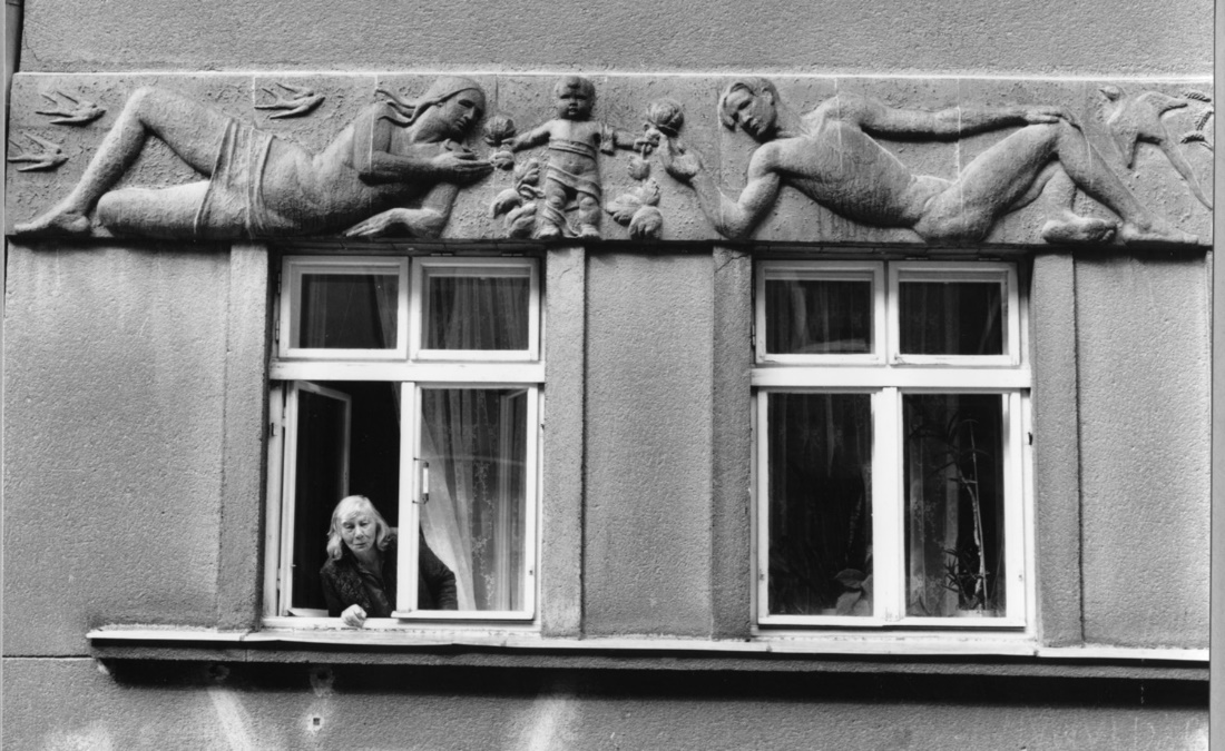 Arthur Fleischmann, Frieze with Families (terracotta) 1931, Hickelgasse Apartments