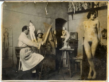 Arthur Fleischmann drawing from a nude model in his Vienna studio mid-1930s.