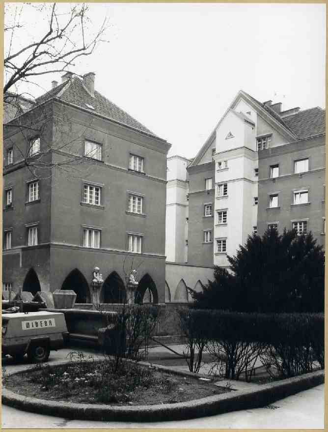 11. Vienna - Herbortgasse Estate, Herderplatz, arch: Karl Krist, 1924-5