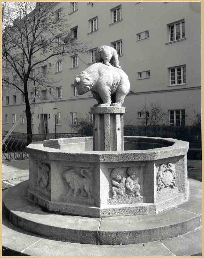 9. Vienna - Matteoti Hof, Bear Fountain by Hanna Gardtner
