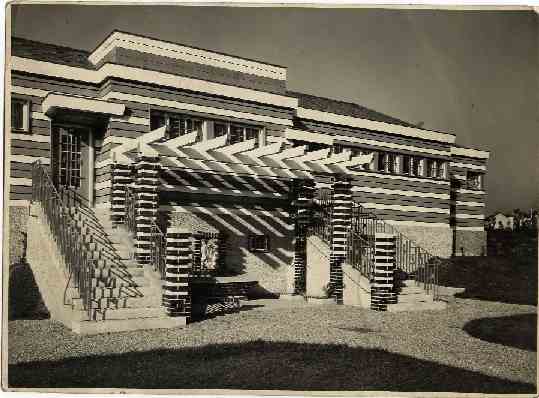 16. Vienna - Gemeinde Wien Bathing Establishment with Relief Panel by A. Fleischmann