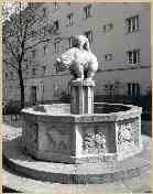 9. Vienna - Matteoti Hof, Bear Fountain by Hanna Gardtner
